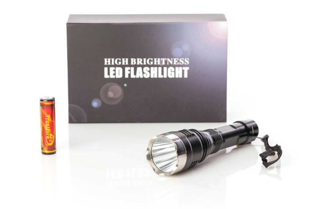 Lampadina tascabile Trustfire 168A-T6 con luce a LED bianca a 1000 Lumen, con una batteria inclusa