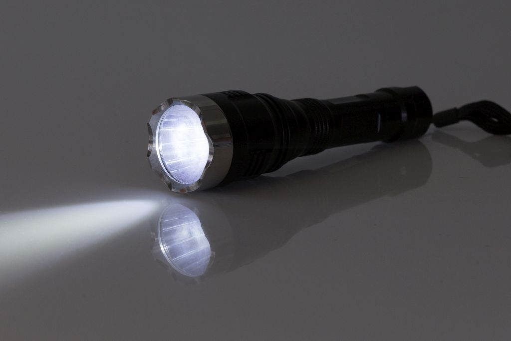 Lampadina tascabile Trustfire 168A-T6 con luce a LED bianca a 1000 Lumen, con una batteria inclusa