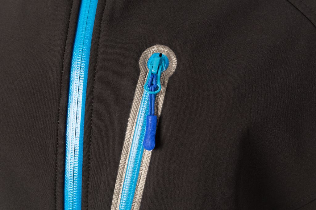 Veste softshell de qualité et fonctionnelle en noir