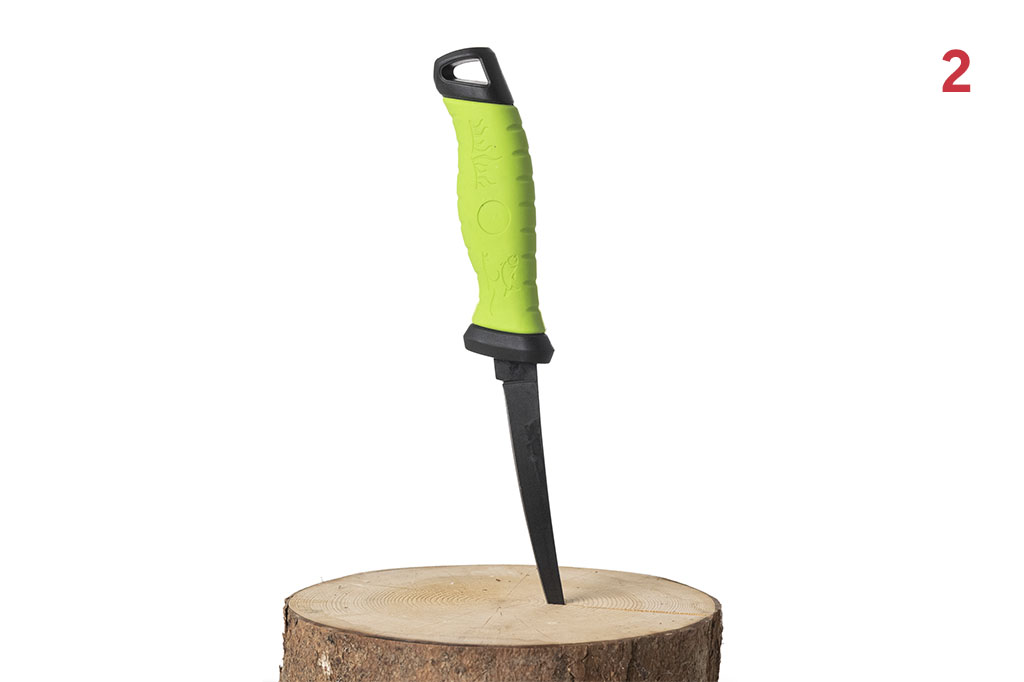 Fillet knife set with flexible blade and plastic handle in green