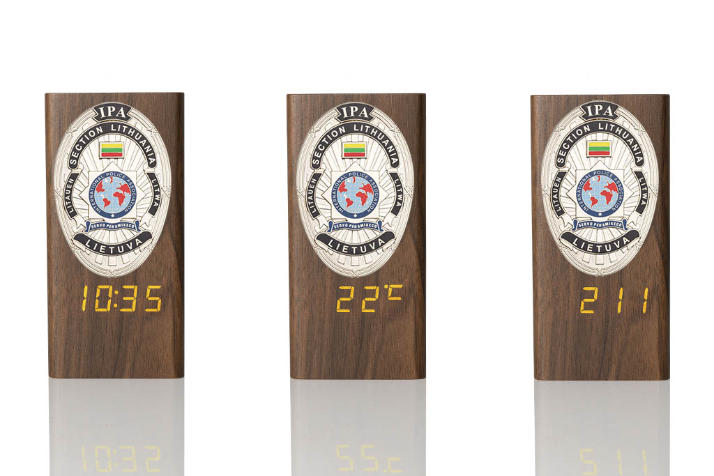 Portapenne in legno “Ambassador” con distintivo Metal Badge in metallo e orologio multifunzione IPA Lituania