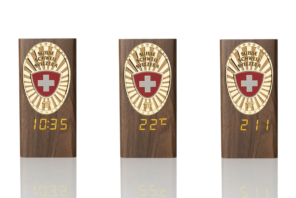 “Ambassador” Stifthalter aus Holz mit Metal Badge und Multifunktionsuhr Schweiz Fan Badge