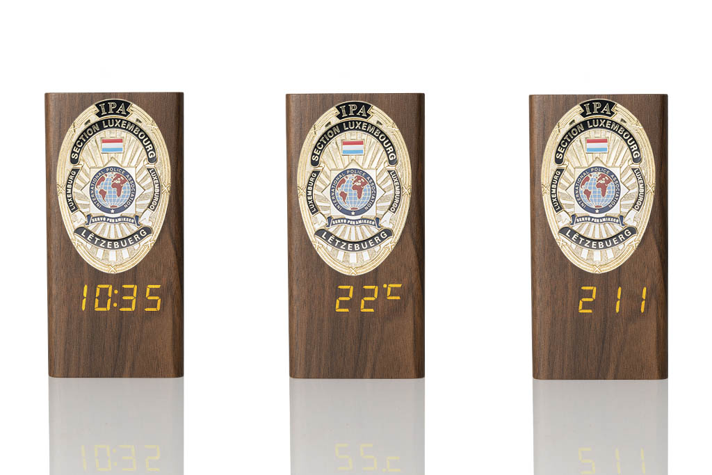 Portapenne in legno “Ambassador” con distintivo Metal Badge in metallo e orologio multifunzione IPA Lussemburgo