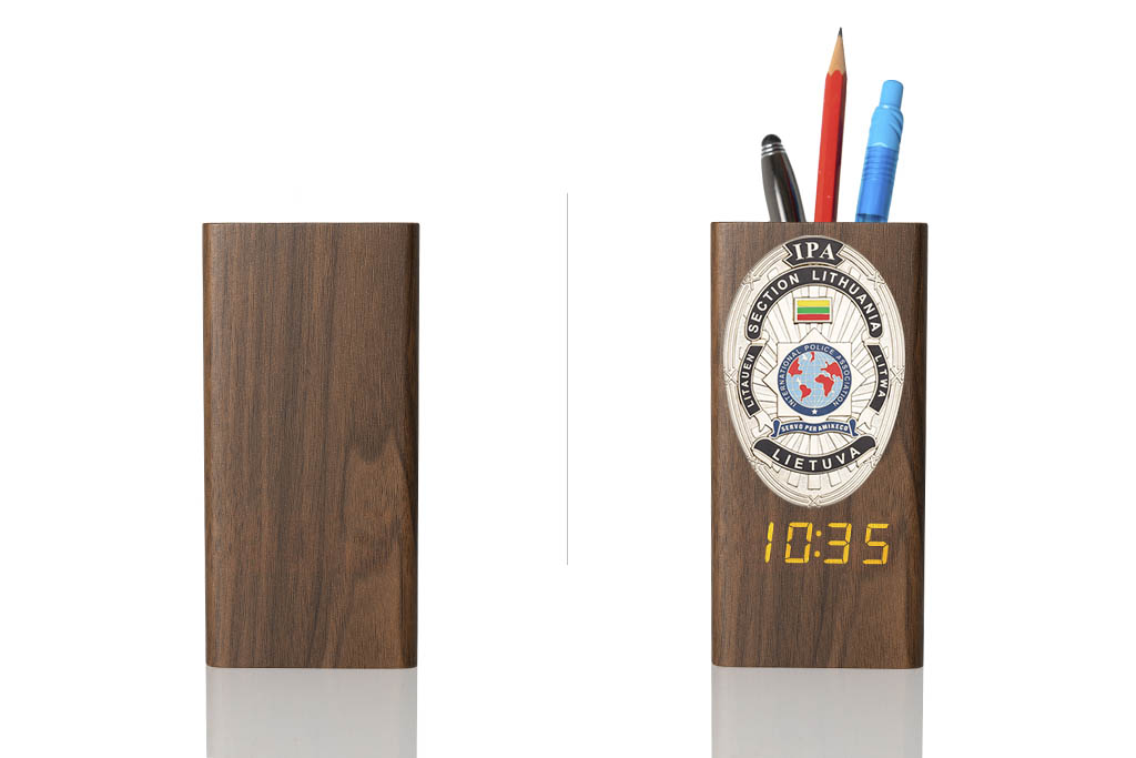Portapenne in legno “Ambassador” con distintivo Metal Badge in metallo e orologio multifunzione IPA Lituania