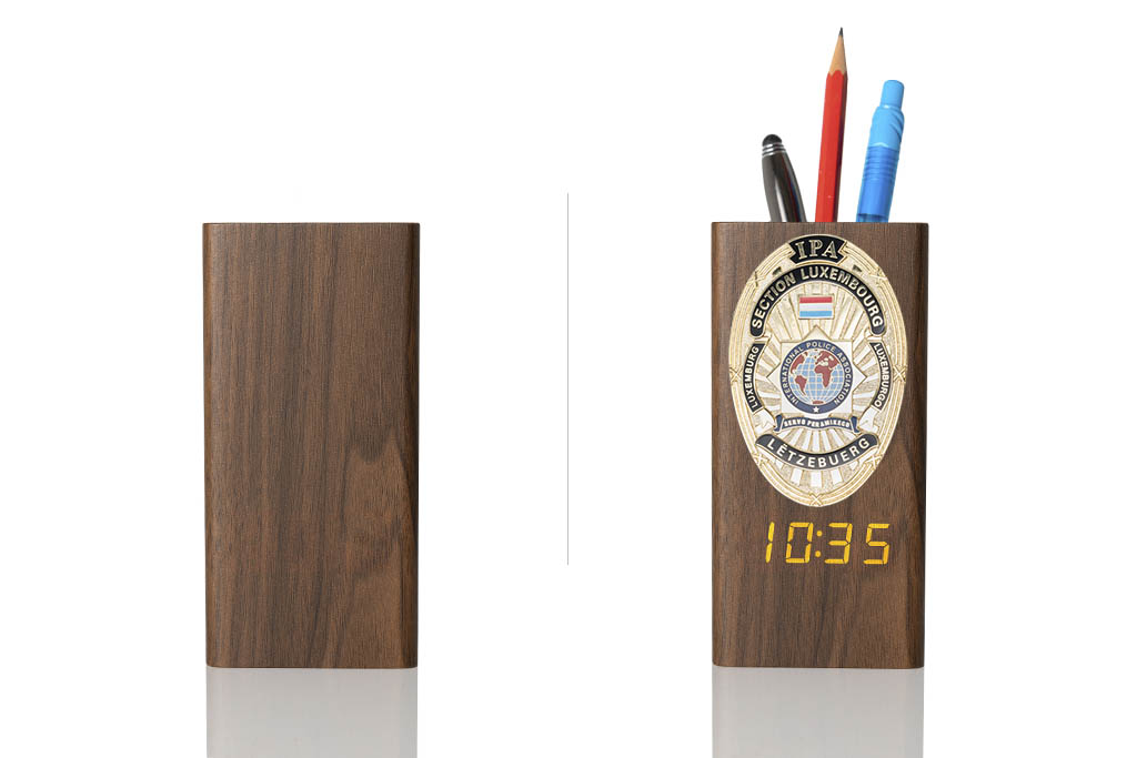 Portapenne in legno “Ambassador” con distintivo Metal Badge in metallo e orologio multifunzione IPA Lussemburgo