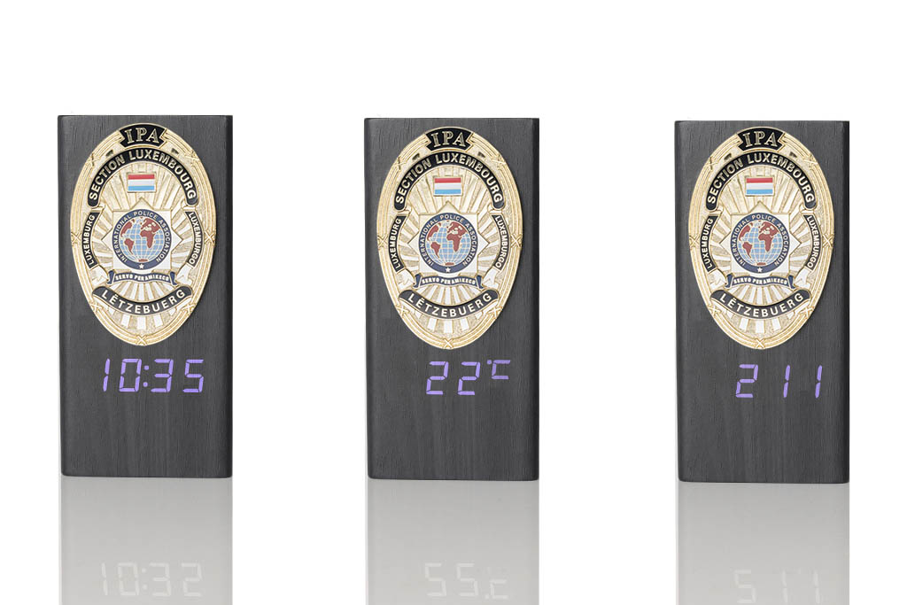 Portapenne in legno “Ambassador” con distintivo Metal Badge in metallo e orologio multifunzione IPA Lussemburgo