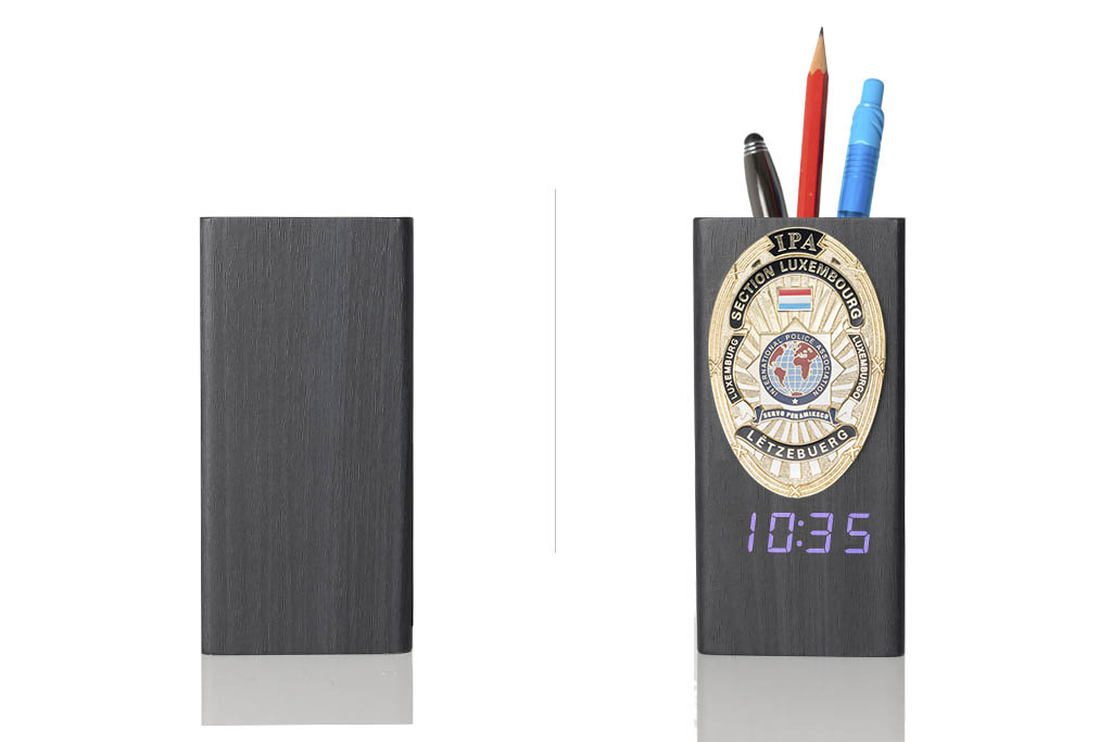 Portapenne in legno “Ambassador” con distintivo Metal Badge in metallo e orologio multifunzione IPA Lussemburgo