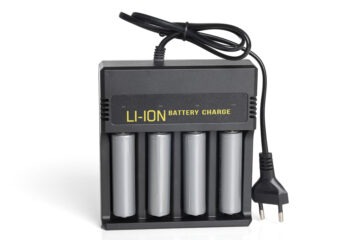 4-fach Batterieladegerät / Akkuladegerät mit LED Anzeige für Li-Ion / Ni-MH- / Ni-CD-Akkus AA / AAA - Schwarz