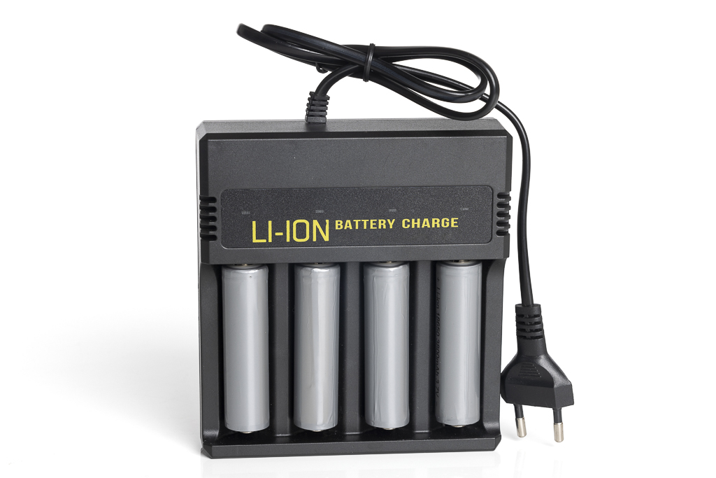 4-fach Batterieladegerät / Akkuladegerät mit LED Anzeige für Li-Ion / Ni-MH- / Ni-CD-Akkus AA / AAA - Schwarz