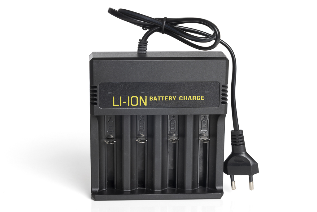 4-fach Batterieladegerät / Akkuladegerät mit LED Anzeige für Li-Ion / Ni-MH- / Ni-CD-Akkus AA / AAA - Schwarz