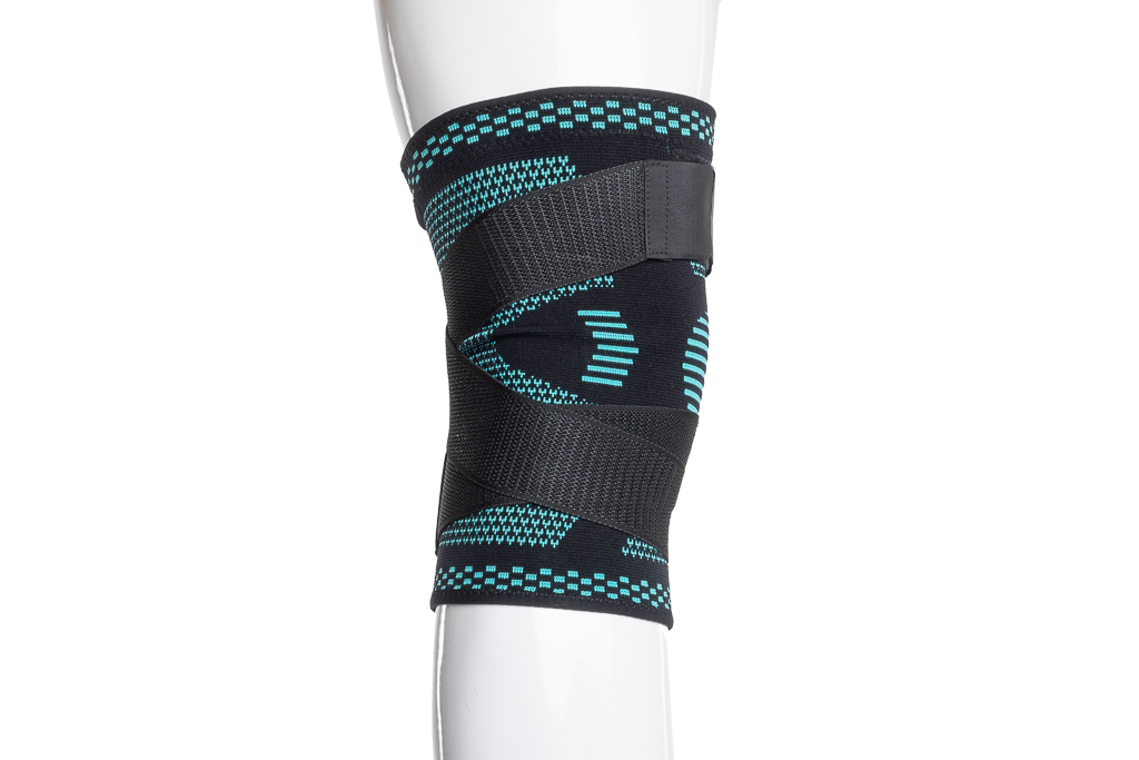 Bandage de genou de soutien avec une large fermeture velcro de 5 cm - noir-bleu